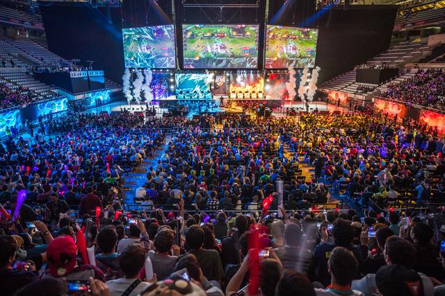 三核协作！ Zeus 杰斯重拾状态，两位C位稳稳收割 Hanwha Life Esports 的首局，击溃 KT Rolster