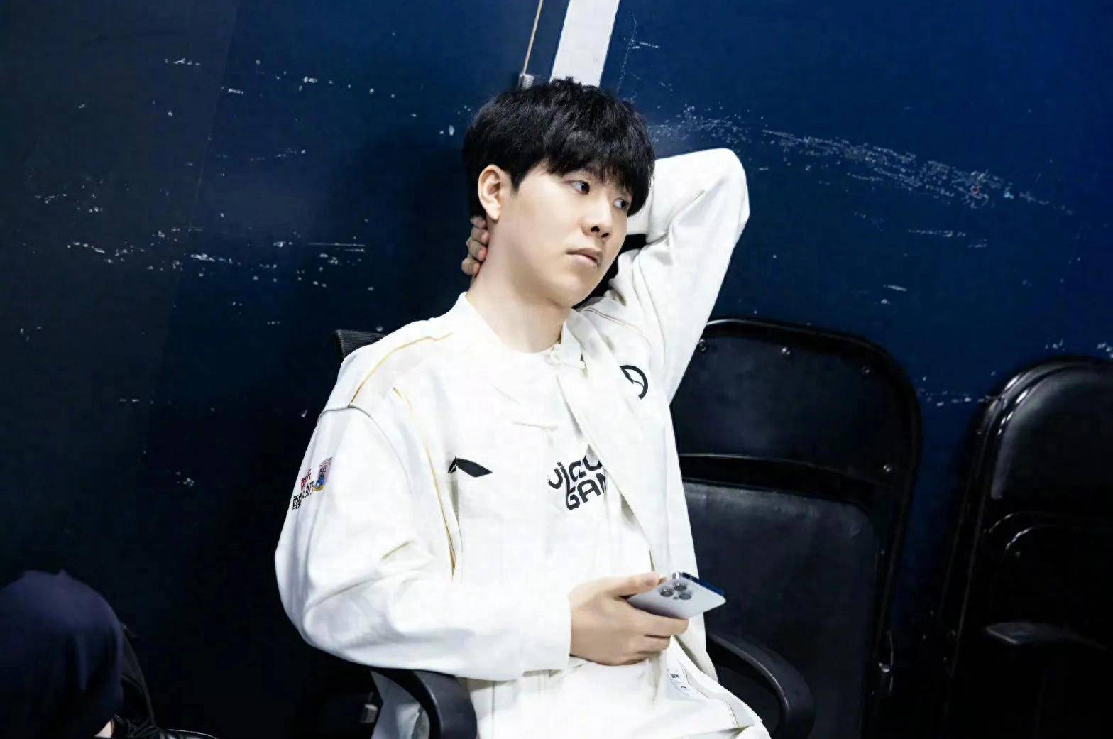 LPL出征仪式返图：世界的舞台广阔无限，期待你们的精彩表现！